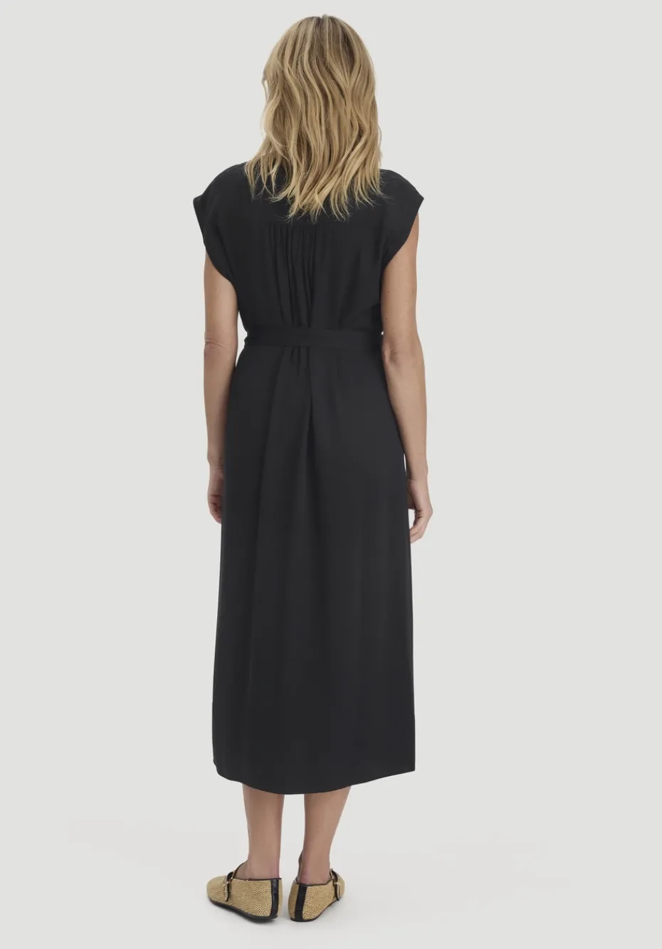 hessnatur Kleid mit Wickeloptik Midi aus LENZING™ ECOVERO™ von schwarz Outlet