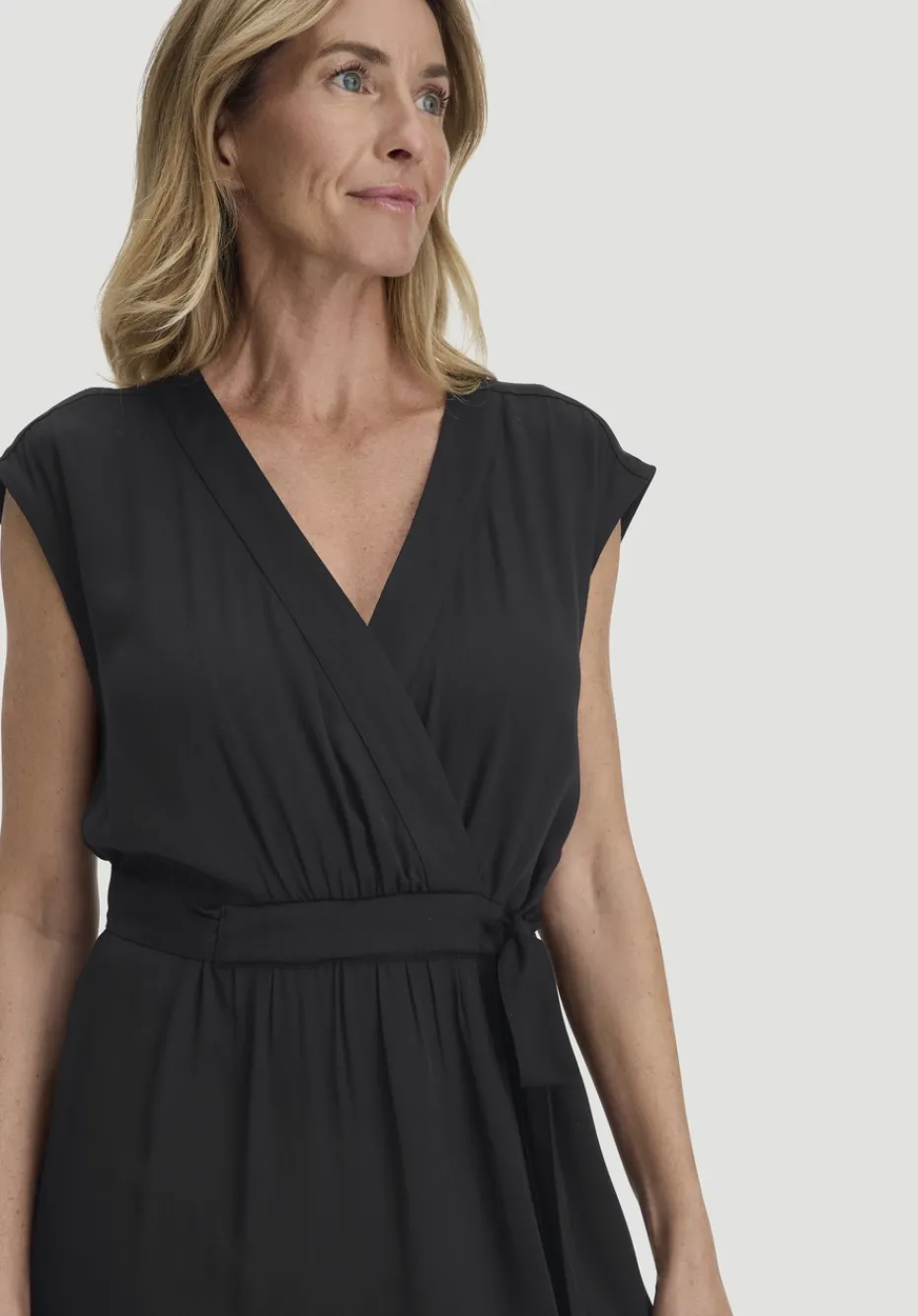 hessnatur Kleid mit Wickeloptik Midi aus LENZING™ ECOVERO™ von schwarz Outlet