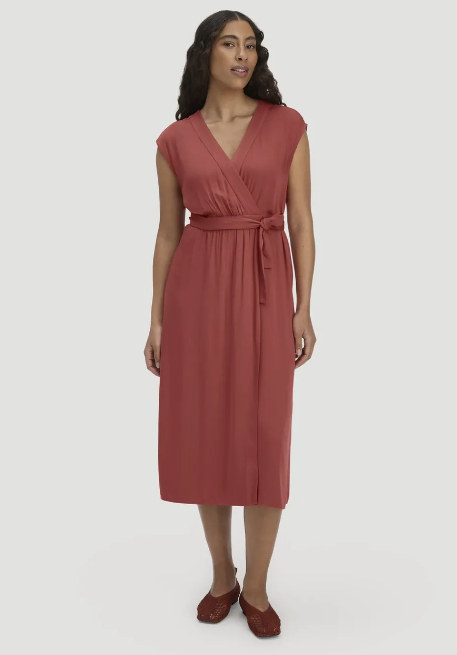 hessnatur Kleid mit Wickeloptik Midi aus LENZING™ ECOVERO™ von terrakotta Sale