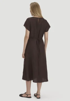 hessnatur Kleid mit Wickeloptik Midi aus reinem Leinen von kakao braun New
