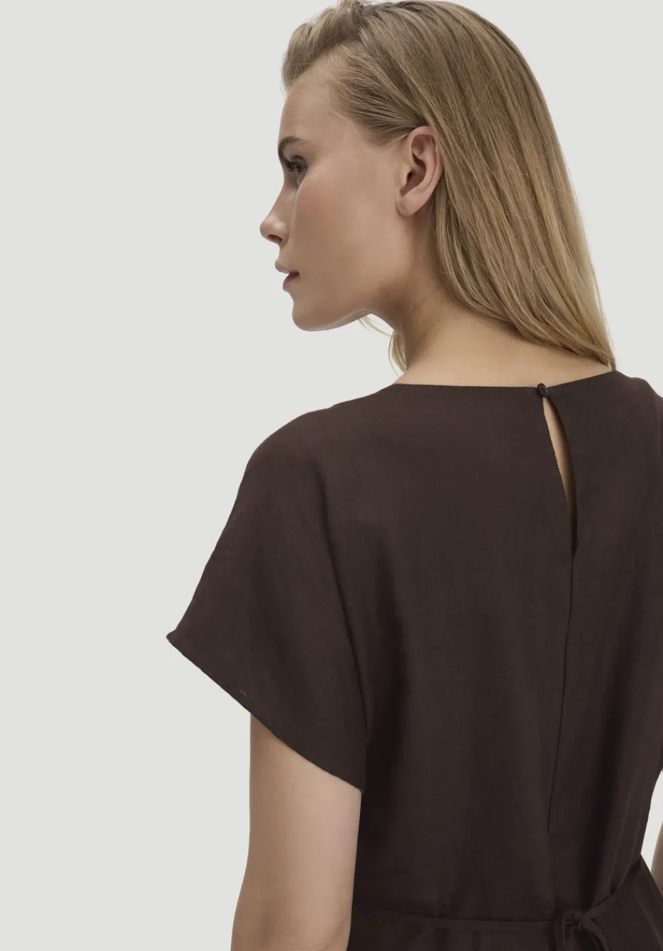hessnatur Kleid mit Wickeloptik Midi aus reinem Leinen von kakao braun New