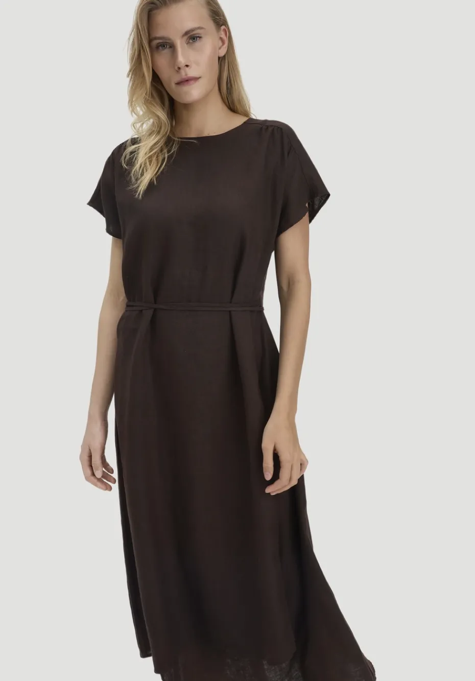 hessnatur Kleid mit Wickeloptik Midi aus reinem Leinen von kakao braun New