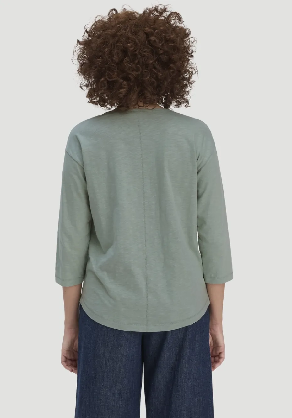 hessnatur Light Slub Longsleeve Relaxed aus reiner Bio-Baumwolle von mattgrün