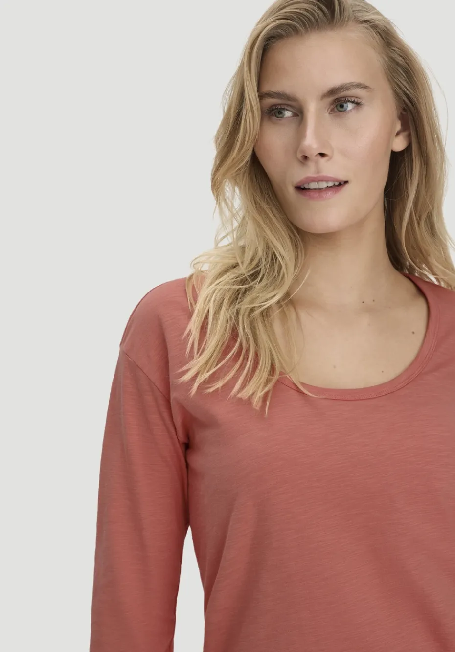 hessnatur Light Slub Longsleeve Relaxed aus reiner Bio-Baumwolle von pfirsichrot