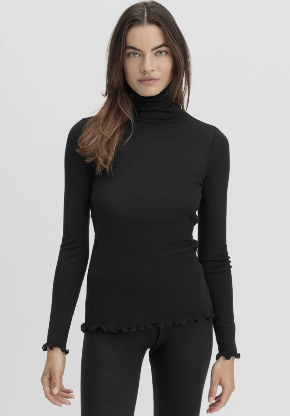 hessnatur Longsleeve mit Rollkragen WARM TOUCH aus Bio-Merinowolle und TENCEL™ Lyocell von schwarz Sale
