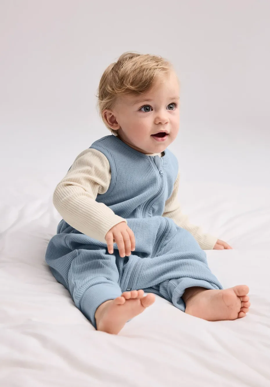 hessnatur Piqué Schlafsack aus reiner Bio-Baumwolle von helles jeansblau