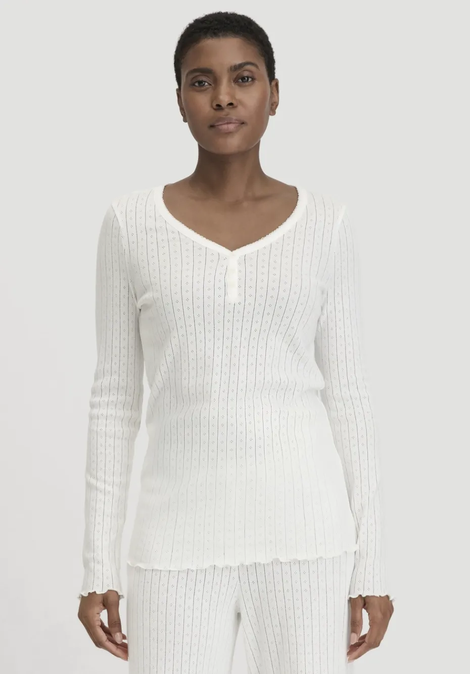 hessnatur Pointelle Henley Schlafshirt PURE COTTON aus reiner Bio-Baumwolle von naturweiss