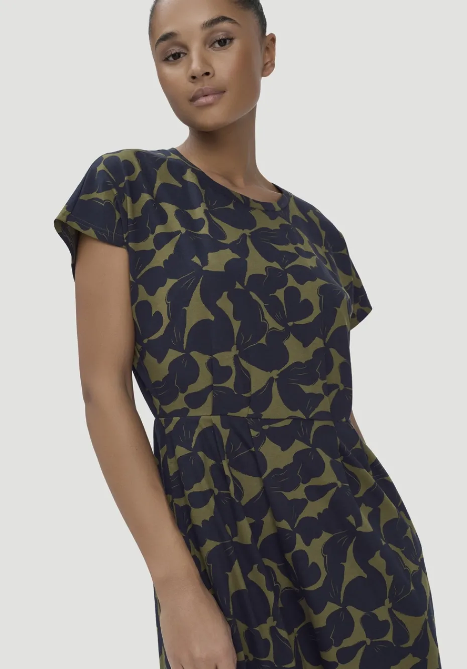 hessnatur Print Jersey Kleid Knöchellang Relaxed aus reiner Bio-Baumwolle von oliv Best