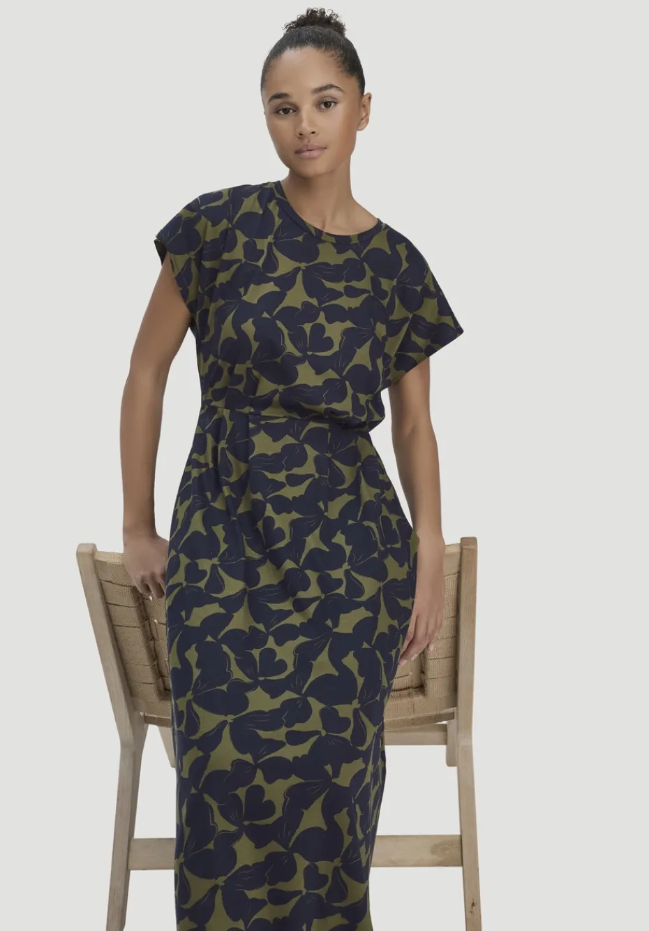 hessnatur Print Jersey Kleid Knöchellang Relaxed aus reiner Bio-Baumwolle von oliv Best