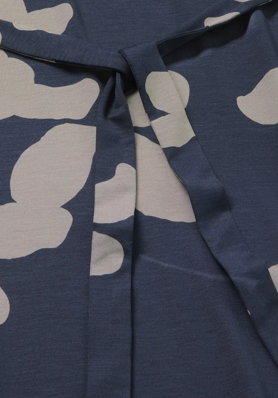 hessnatur Print Jersey Kleid kniebedeckend Slim aus TENCEL™ Lyocell von mitternachtsblau Outlet