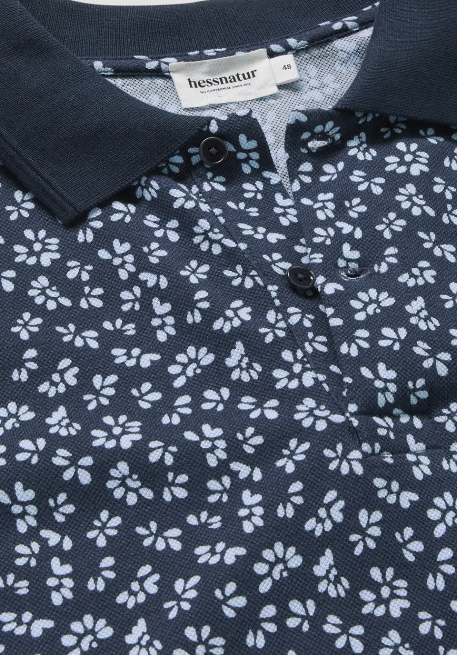 hessnatur Print Piqué Polo Relaxed aus reiner Bio-Baumwolle von nachtblau New