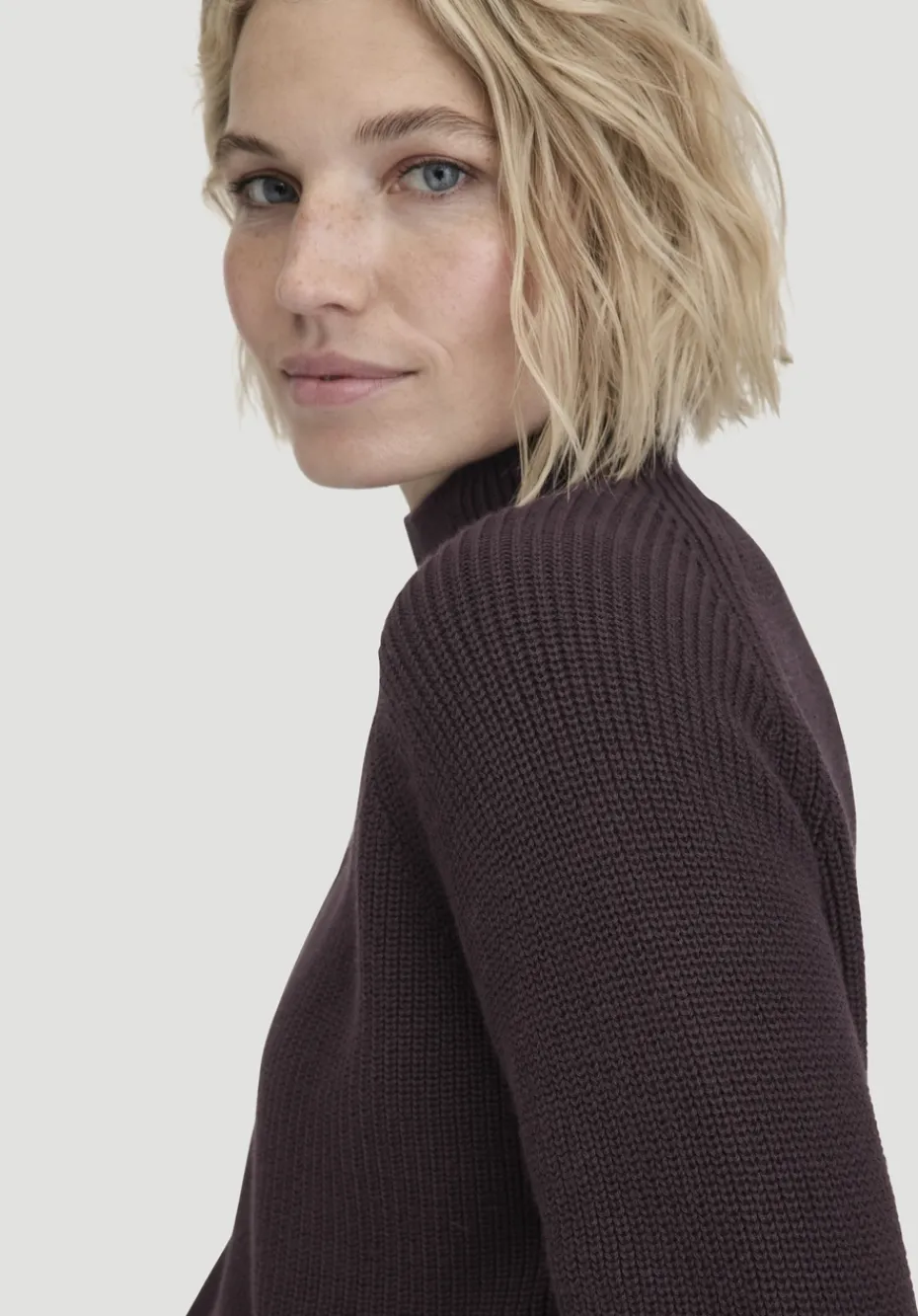 hessnatur Pullover Relaxed aus reiner Bio-Baumwolle von schwarzbeere Hot