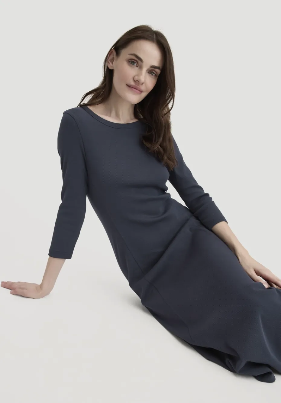 hessnatur Rib Kleid Midi Slim aus Bio-Baumwolle von marine Online