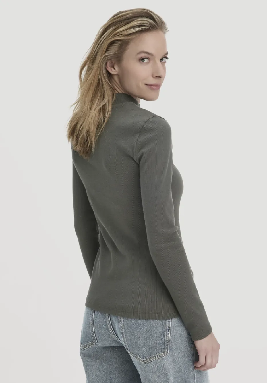 hessnatur Rib Longsleeve Slim aus Bio-Baumwolle von tannengrün Hot