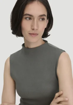 hessnatur Rib Top Slim aus Bio-Baumwolle von tannengrün New