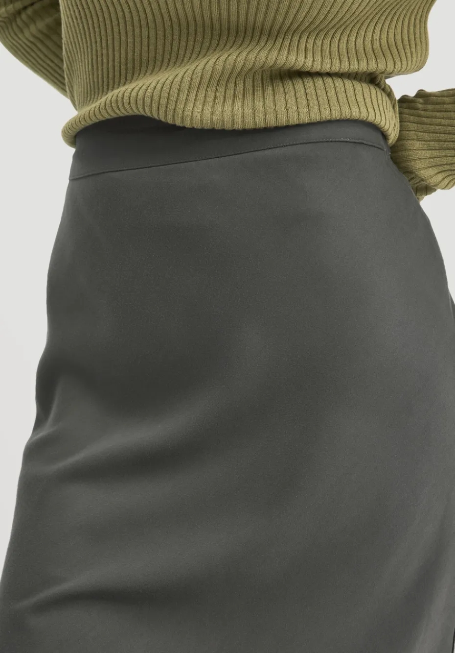 hessnatur Rock Midi Regular aus reiner LENZING™ ECOVERO™ Viskose von tannengrün