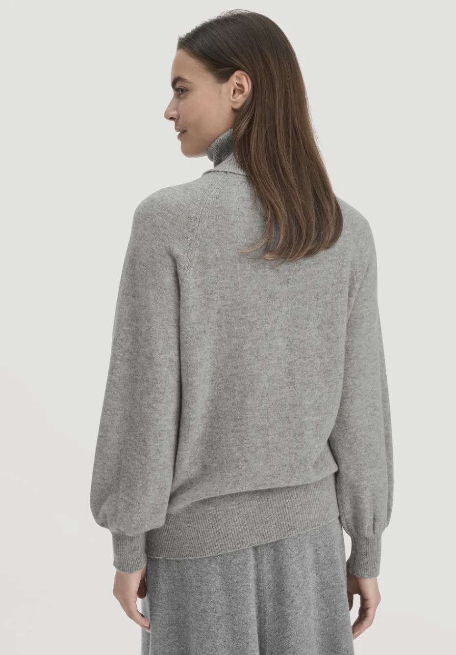 hessnatur Rollkragen Pullover Relaxed BETTER RECYCLING aus reinem Cashmere von hellgrau New
