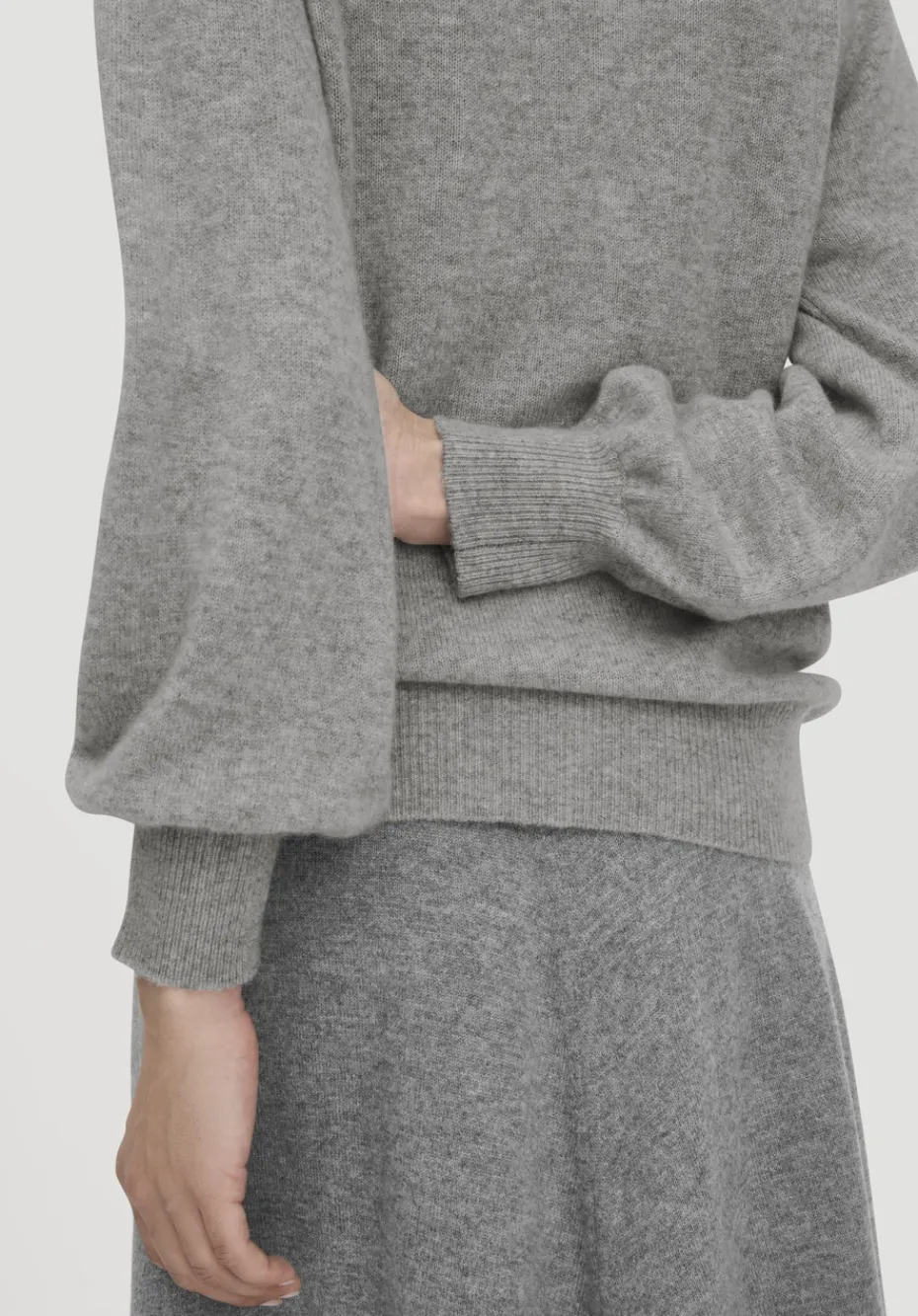hessnatur Rollkragen Pullover Relaxed BETTER RECYCLING aus reinem Cashmere von hellgrau New