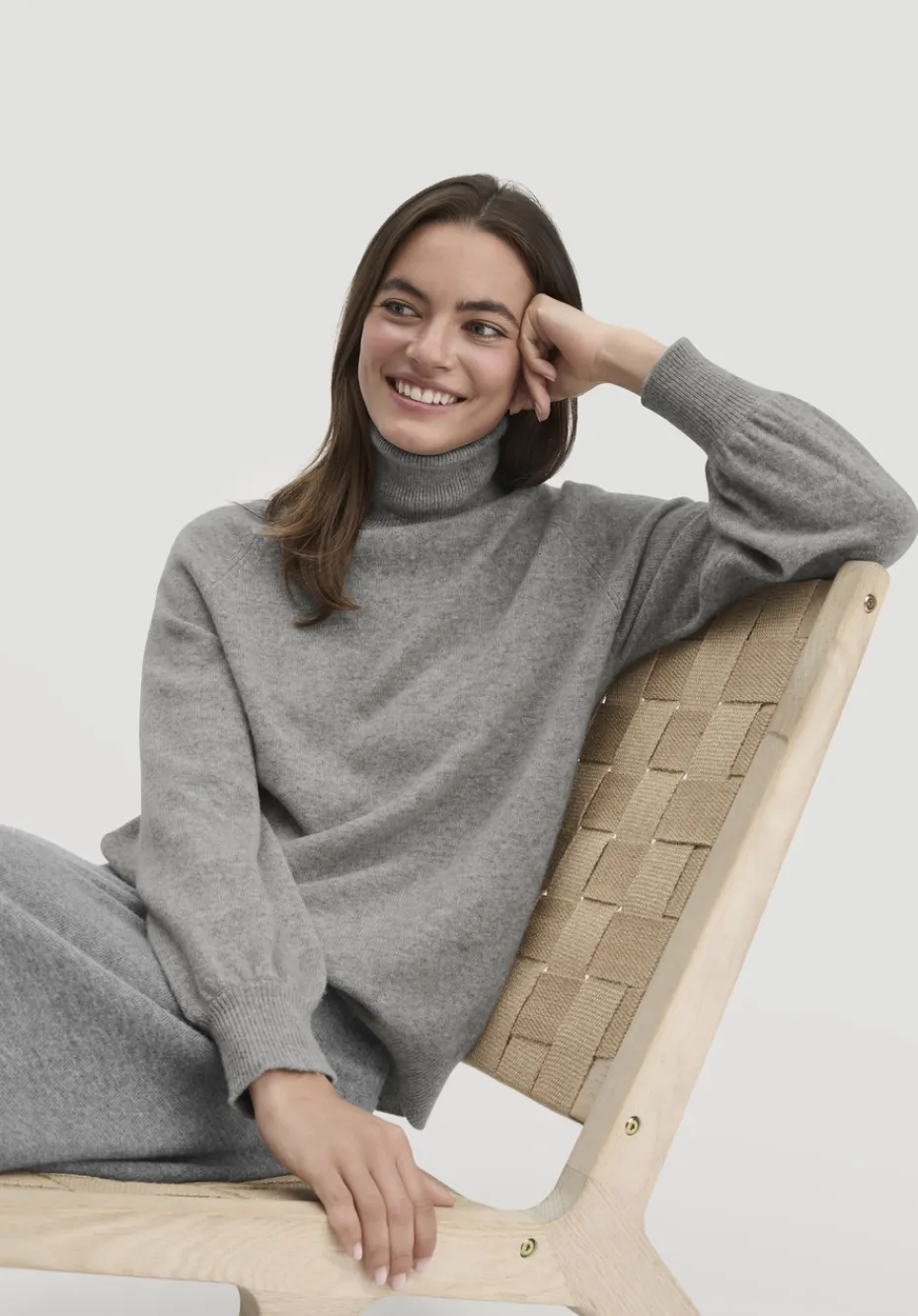 hessnatur Rollkragen Pullover Relaxed BETTER RECYCLING aus reinem Cashmere von hellgrau New