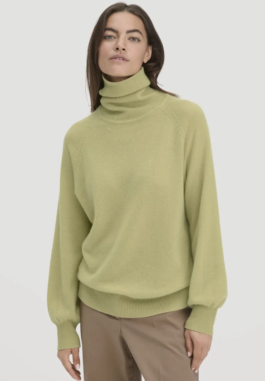 hessnatur Rollkragen Pullover Relaxed BETTER RECYCLING aus reinem Cashmere von helles moos New