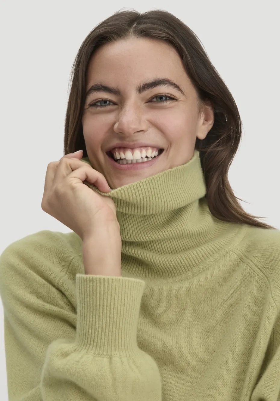 hessnatur Rollkragen Pullover Relaxed BETTER RECYCLING aus reinem Cashmere von helles moos New