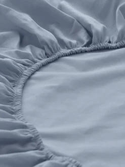 hessnatur Satin Spannbettlaken aus reiner Bio-Baumwolle von graublau