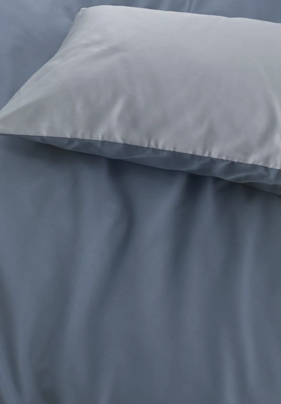 hessnatur Satin Wende Bettwäsche Set aus reiner Bio-Baumwolle von stahlblau Sale
