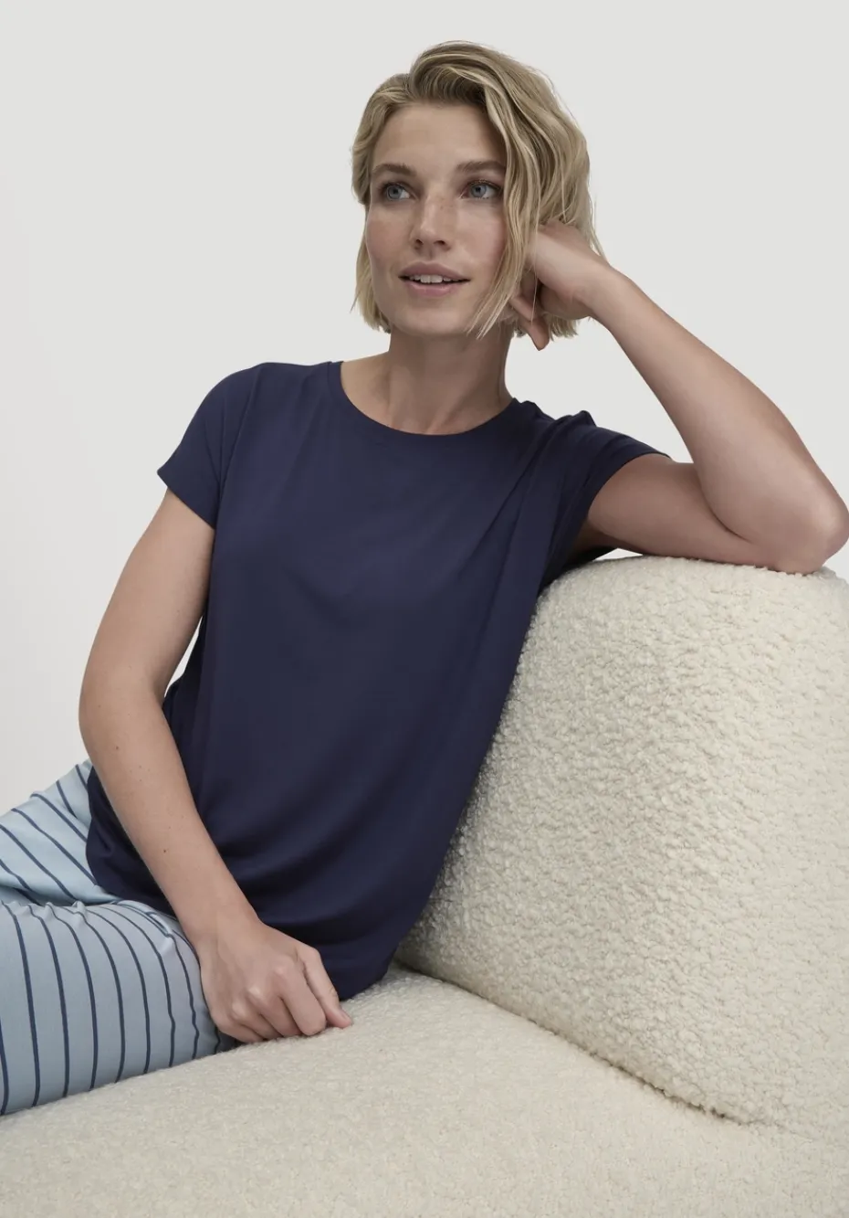 hessnatur Schlaf T-Shirt PURE FLOW aus TENCEL™ Modal von dunkelblau Clearance