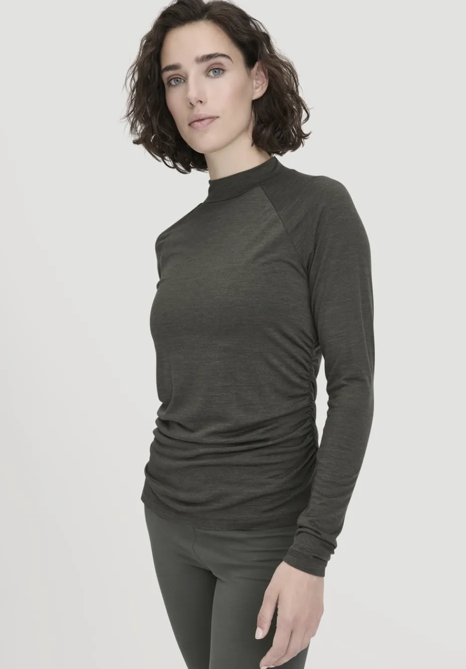 hessnatur Shirt Langarm Slim ACTIVE FUNCTIONAL aus Bio-Merinowolle und TENCEL™ Lyocell von tannengrün Sale