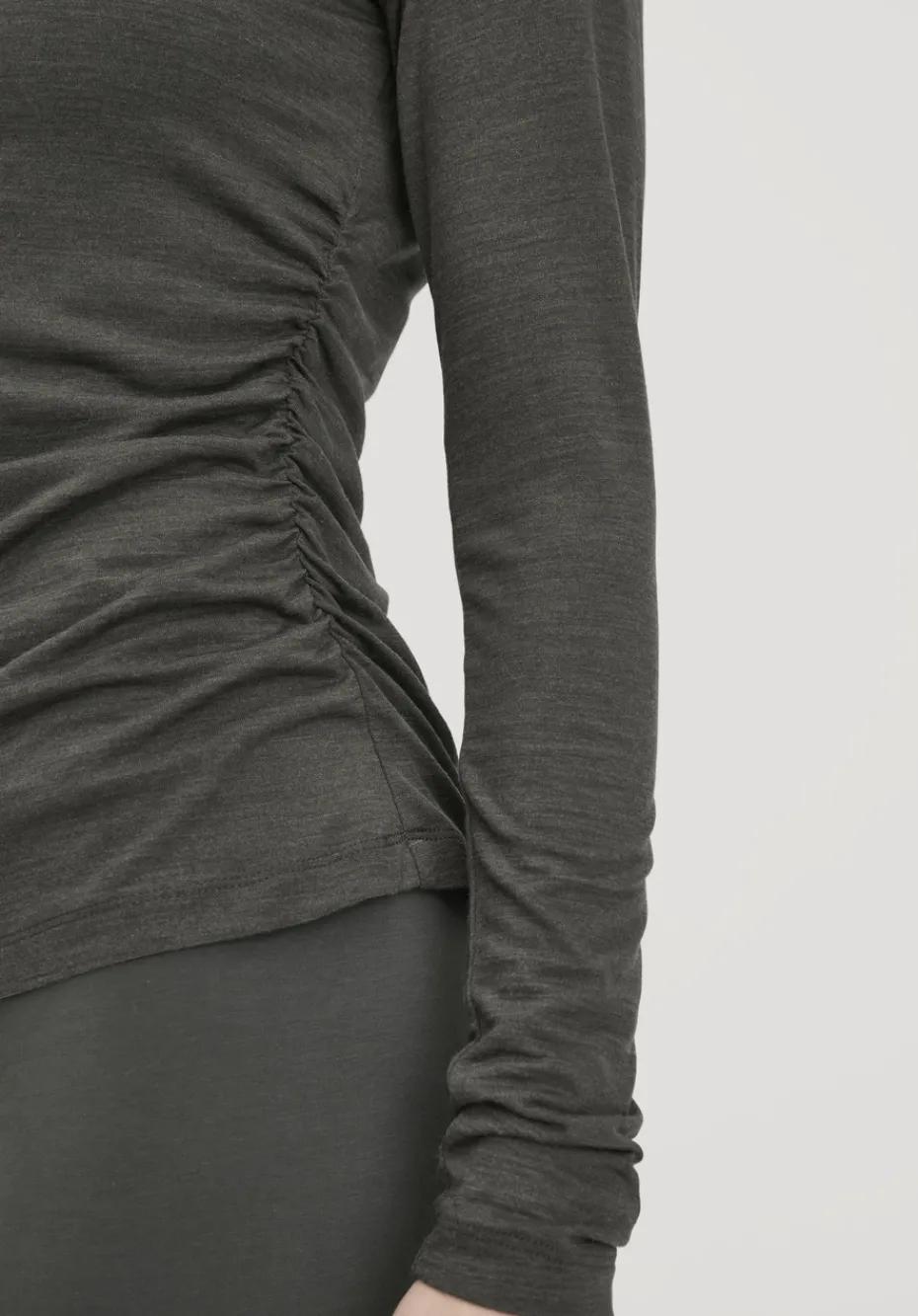 hessnatur Shirt Langarm Slim ACTIVE FUNCTIONAL aus Bio-Merinowolle und TENCEL™ Lyocell von tannengrün Sale
