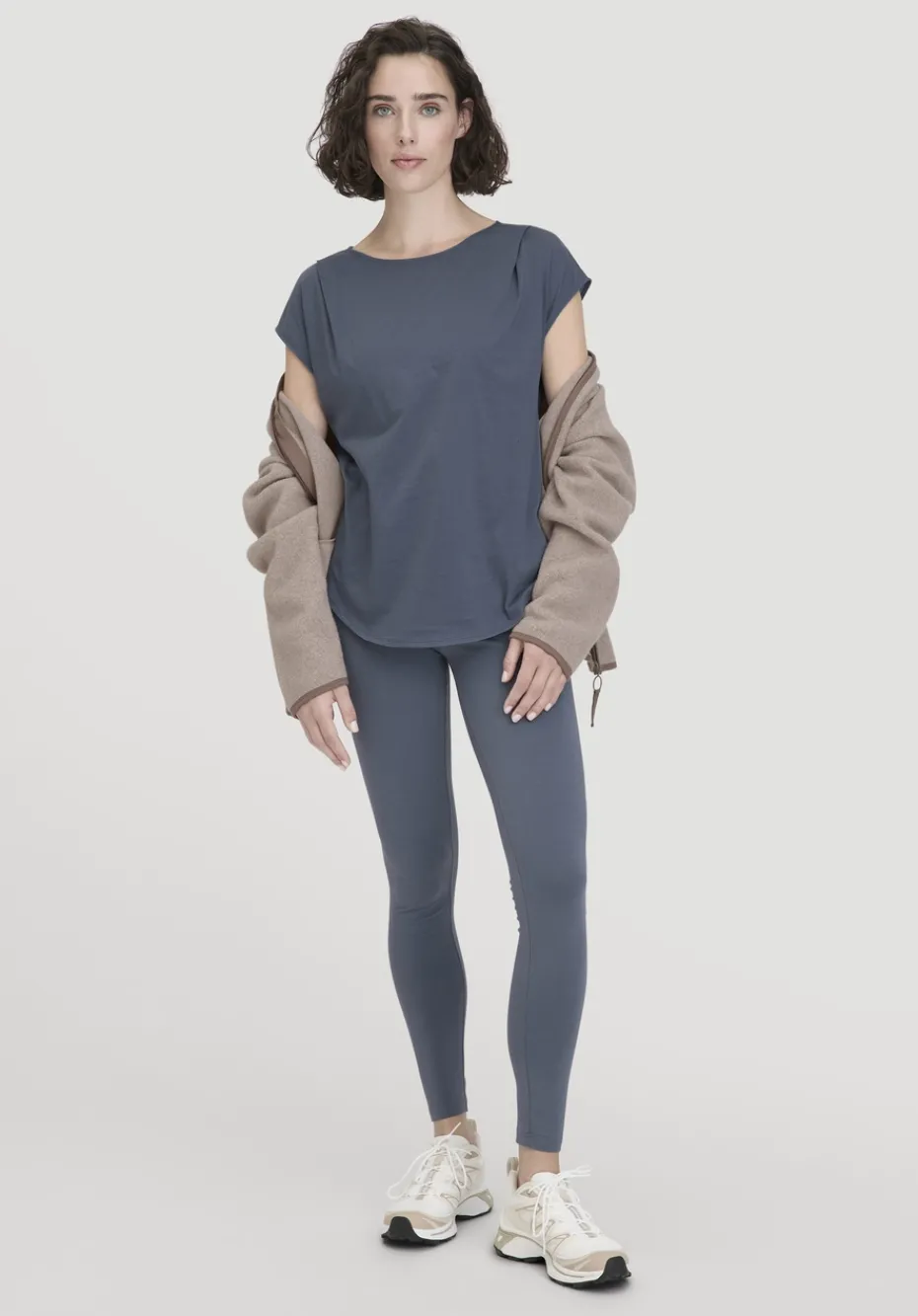hessnatur Shirt Relaxed ACTIVE LIGHT aus reiner Bio-Baumwolle von schieferblau New