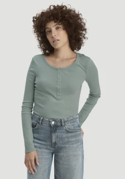 hessnatur Softrib Longsleeve Henley Fitted aus Bio-Baumwolle und Tencel™ Modal von mattgrün Clearance