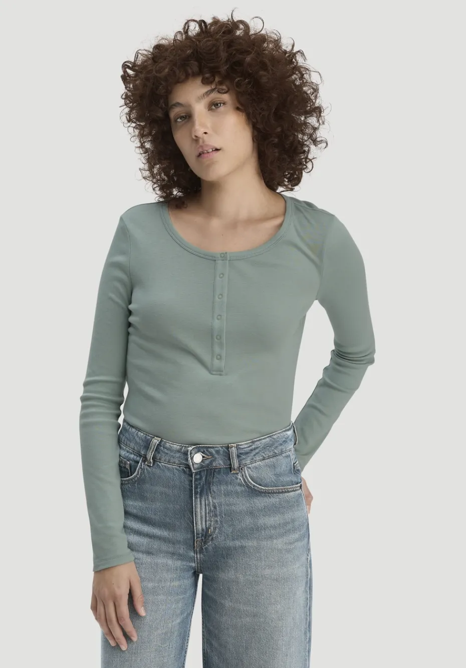 hessnatur Softrib Longsleeve Henley Fitted aus Bio-Baumwolle und Tencel™ Modal von mattgrün Clearance