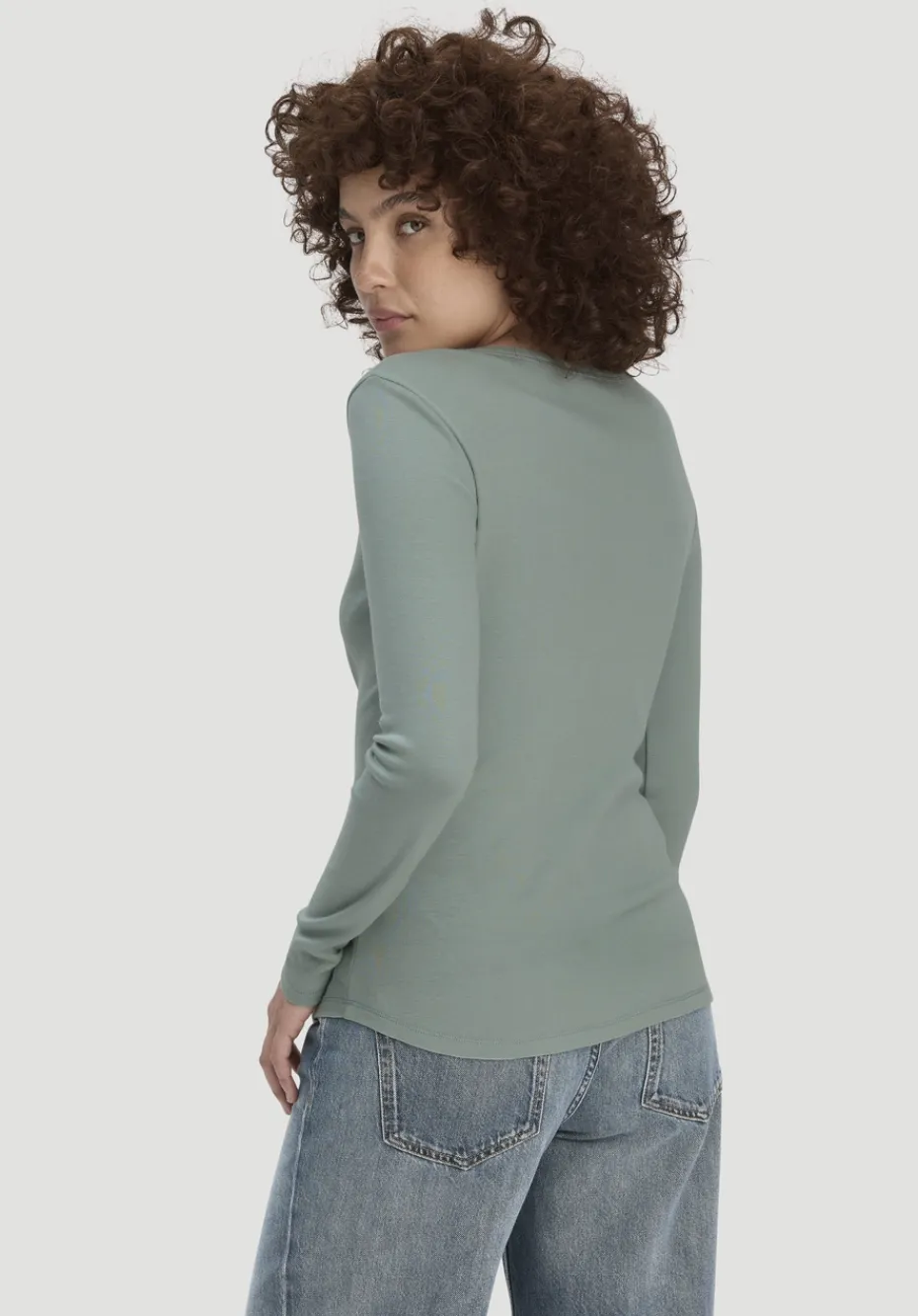 hessnatur Softrib Longsleeve Henley Fitted aus Bio-Baumwolle und Tencel™ Modal von mattgrün Clearance
