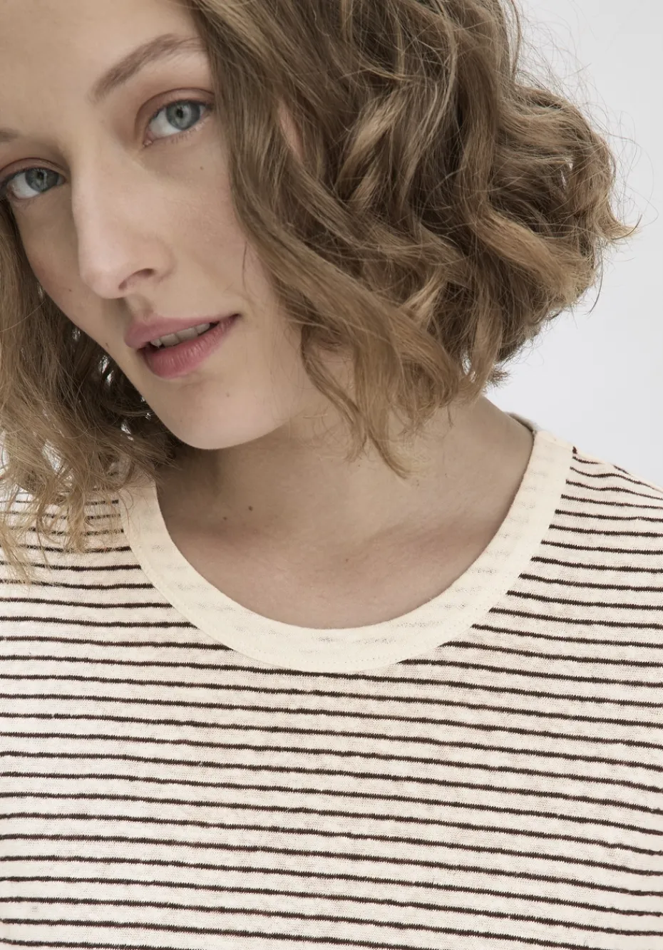 hessnatur Streifen T-Shirt Relaxed aus Leinen mit reiner Bio-Baumwolle von naturweiss Sale