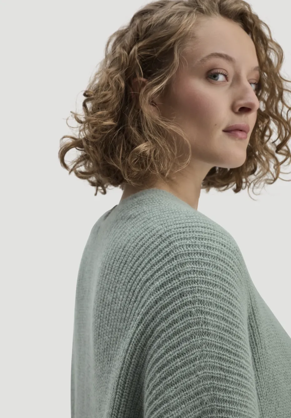 hessnatur Strick Jacke Oversize aus reinem Alpaka von mattgrün