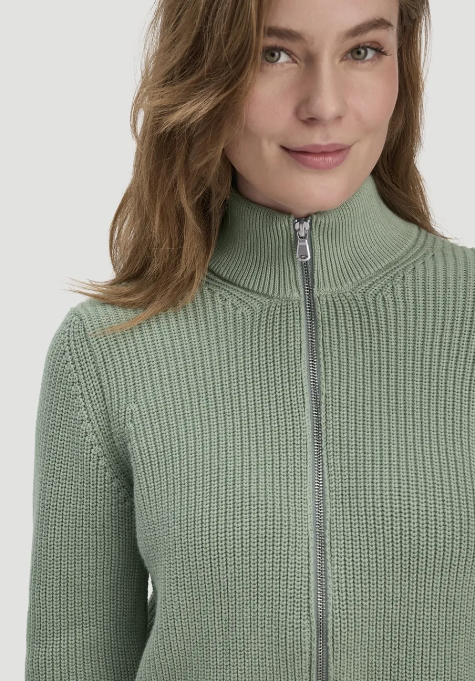 hessnatur Strick Jacke Regular aus reiner Bio-Baumwolle von mattgrün Sale