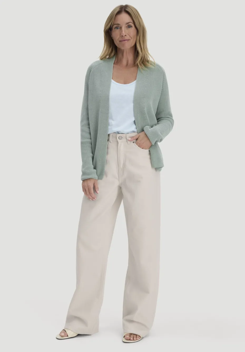 hessnatur Strick Jacke Regular aus reiner Bio-Baumwolle von mattgrün Best