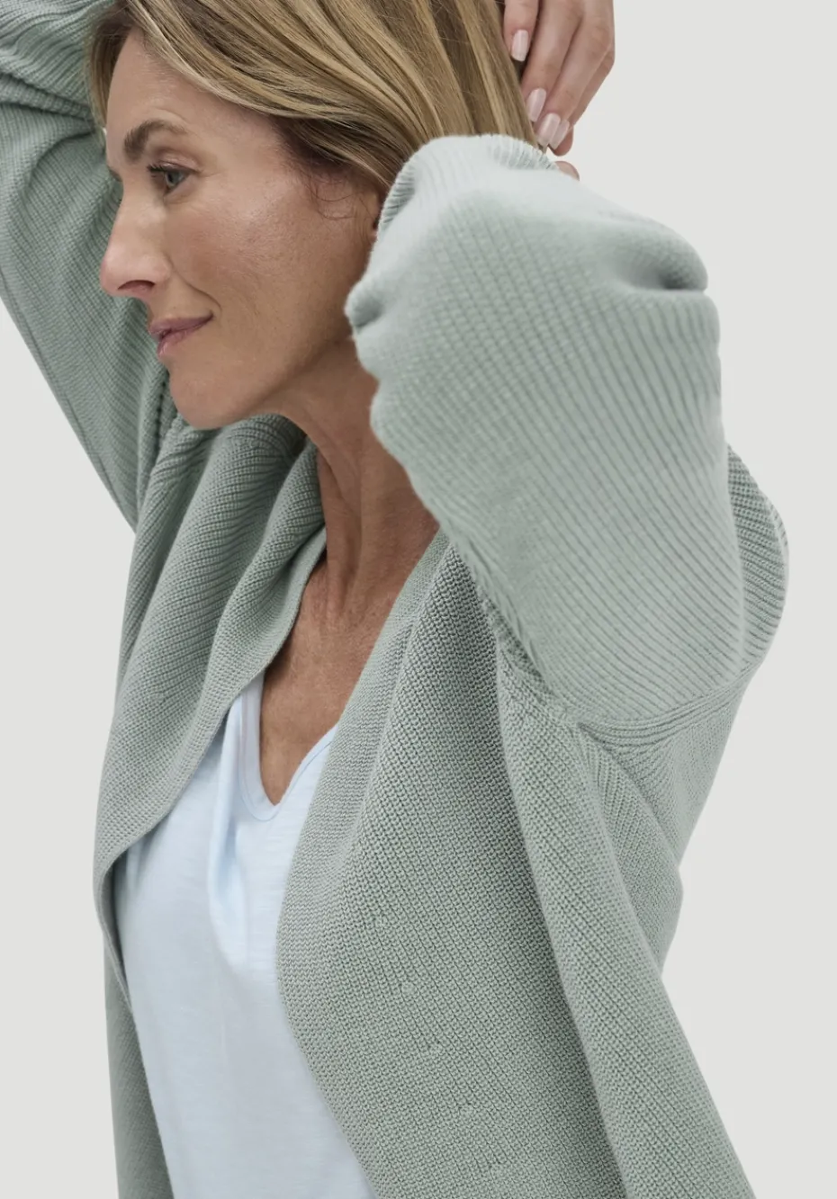 hessnatur Strick Jacke Regular aus reiner Bio-Baumwolle von mattgrün Best