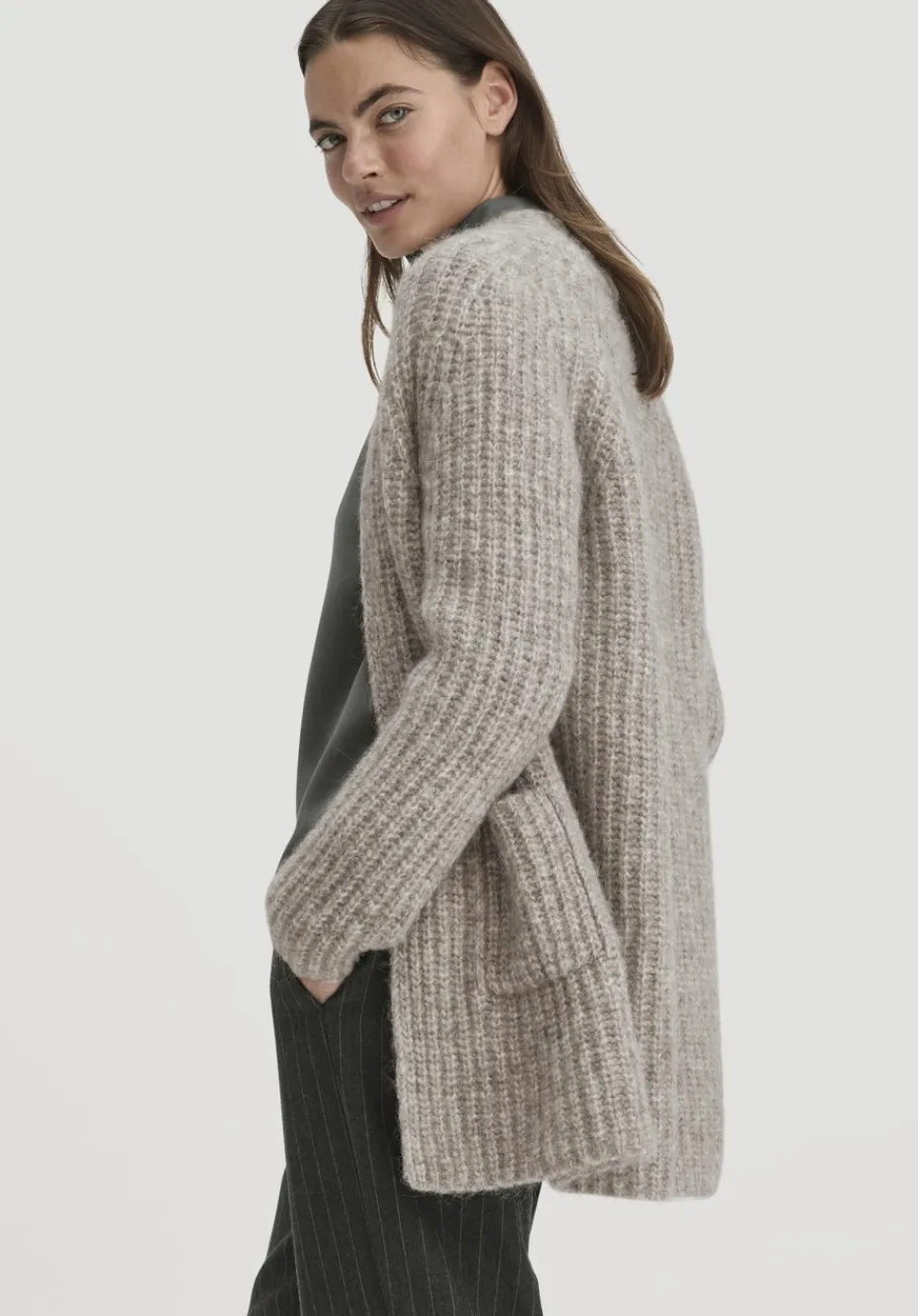 hessnatur Strick Jacke Relaxed aus Alpaka mit Bio-Baumwolle von naturgrau Discount