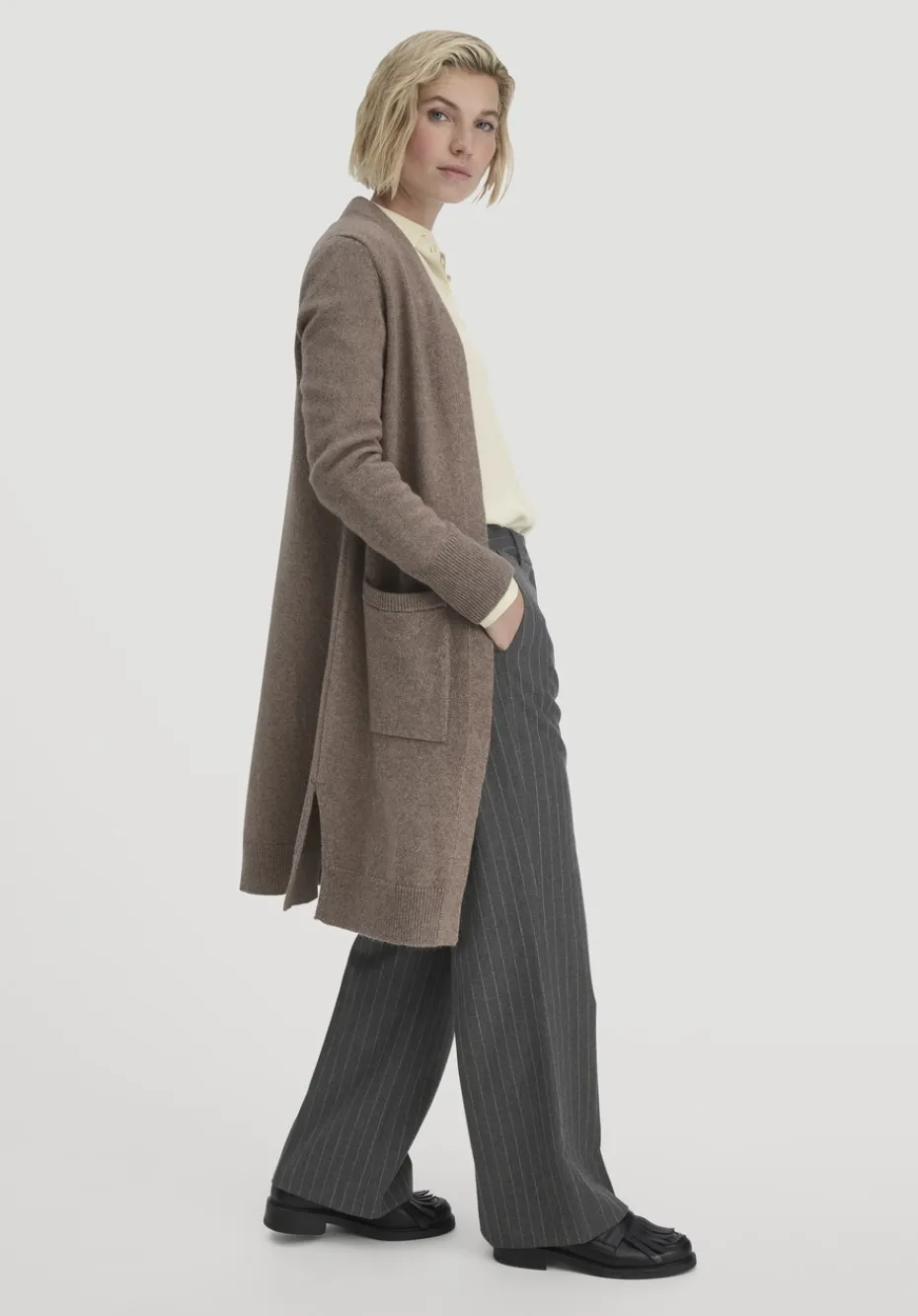 hessnatur Strick Jacke Relaxed aus Bio-Merinowolle mit Bio-Baumwolle von camel Hot