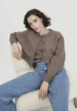 hessnatur Strick Jacke Relaxed Cropped aus Bio-Merinowolle mit Bio-Baumwolle von camel Discount