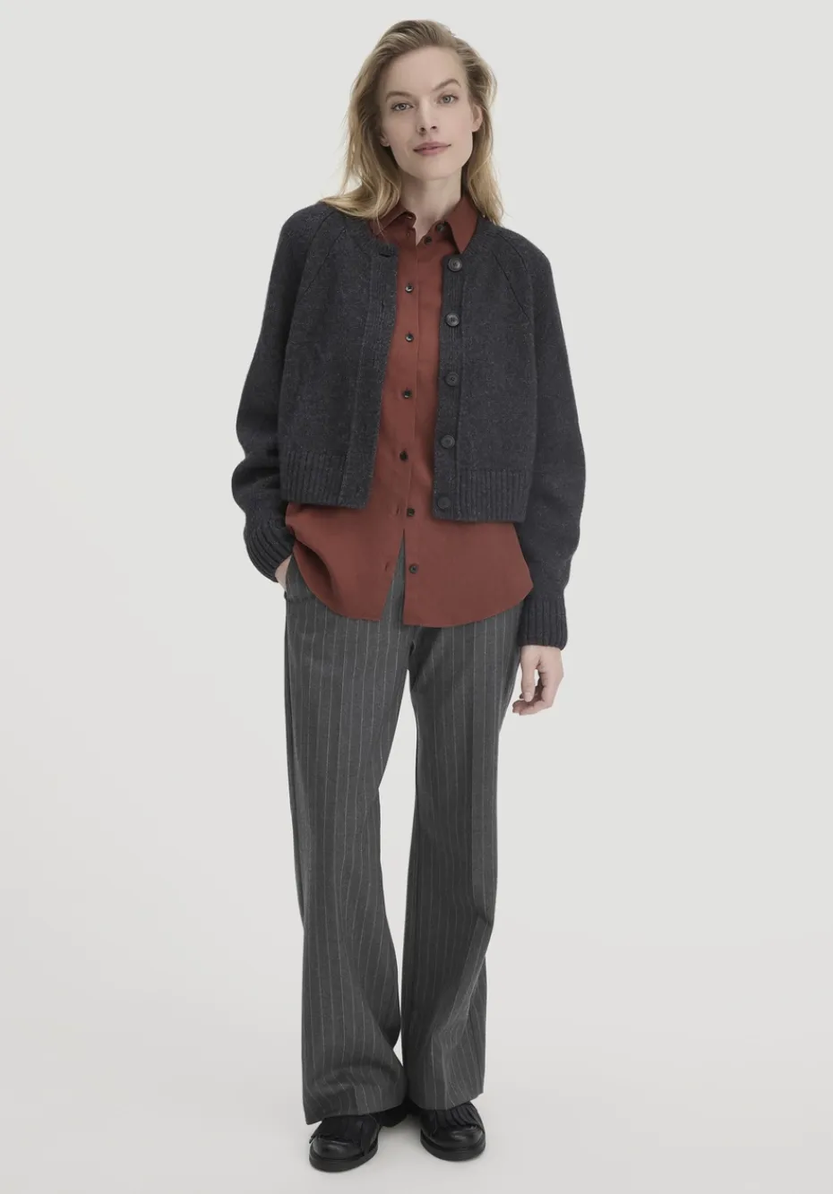 hessnatur Strick Jacke Relaxed Cropped aus Bio-Merinowolle mit Bio-Baumwolle von anthrazit Best