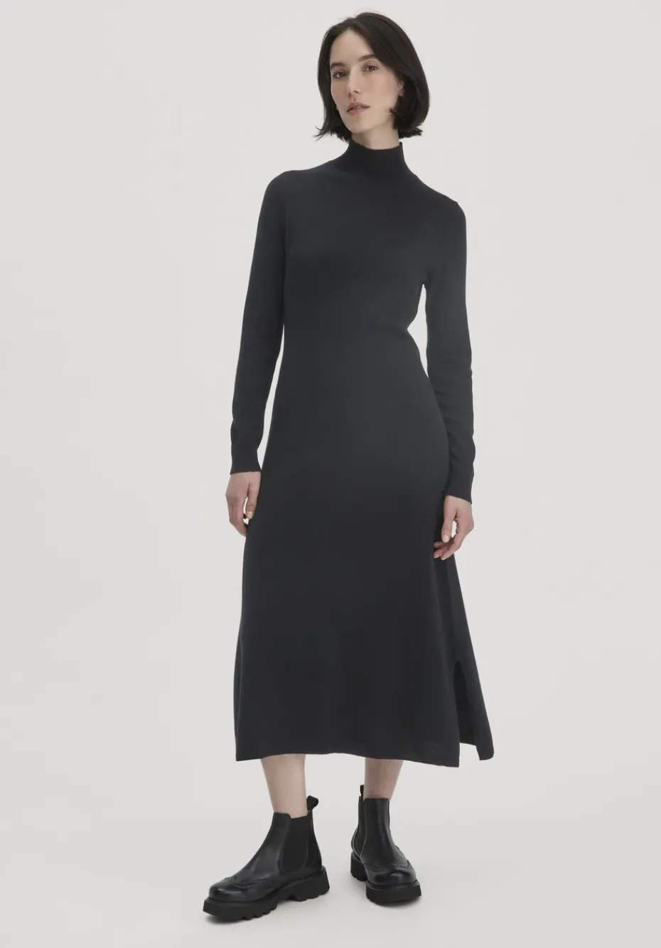 hessnatur Strick Kleid Regular aus Bio-Merinowolle mit Cashmere von schwarz Hot