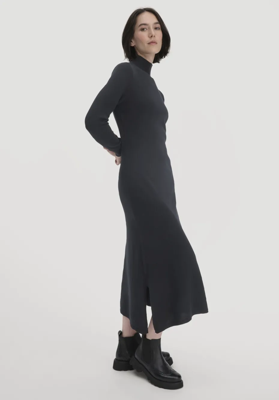 hessnatur Strick Kleid Regular aus Bio-Merinowolle mit Cashmere von schwarz Hot