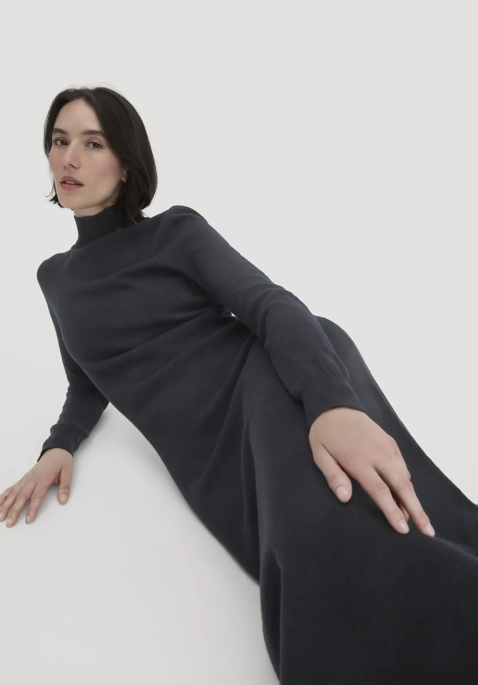 hessnatur Strick Kleid Regular aus Bio-Merinowolle mit Cashmere von schwarz Hot