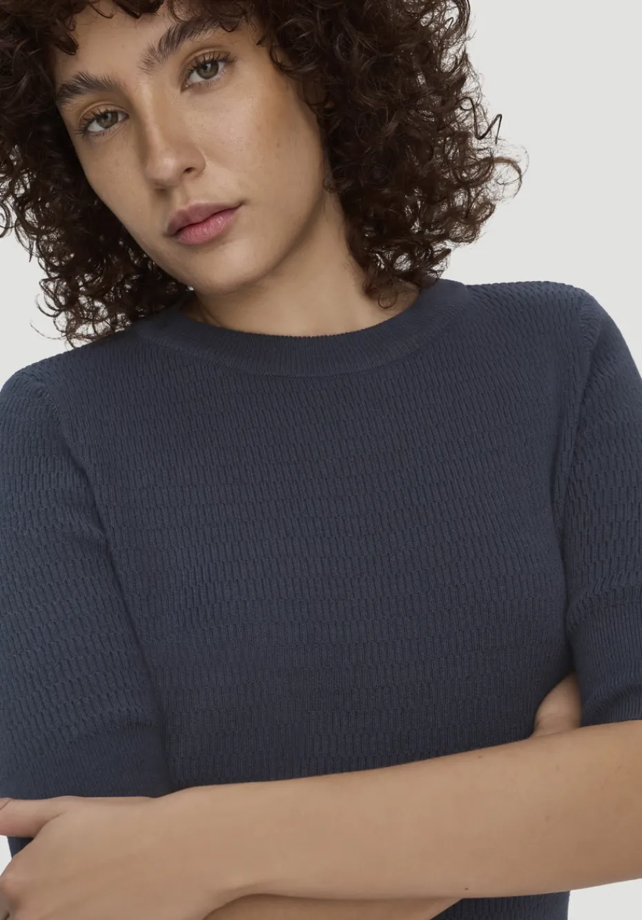 hessnatur Strick Kleid Regular aus Bio-Baumwolle und Wolle von marine Sale