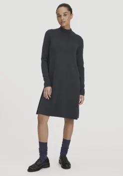 hessnatur Strick Kleid Relaxed aus TENCEL™ Lyocell mit Bio-Baumwolle von schwarz Hot