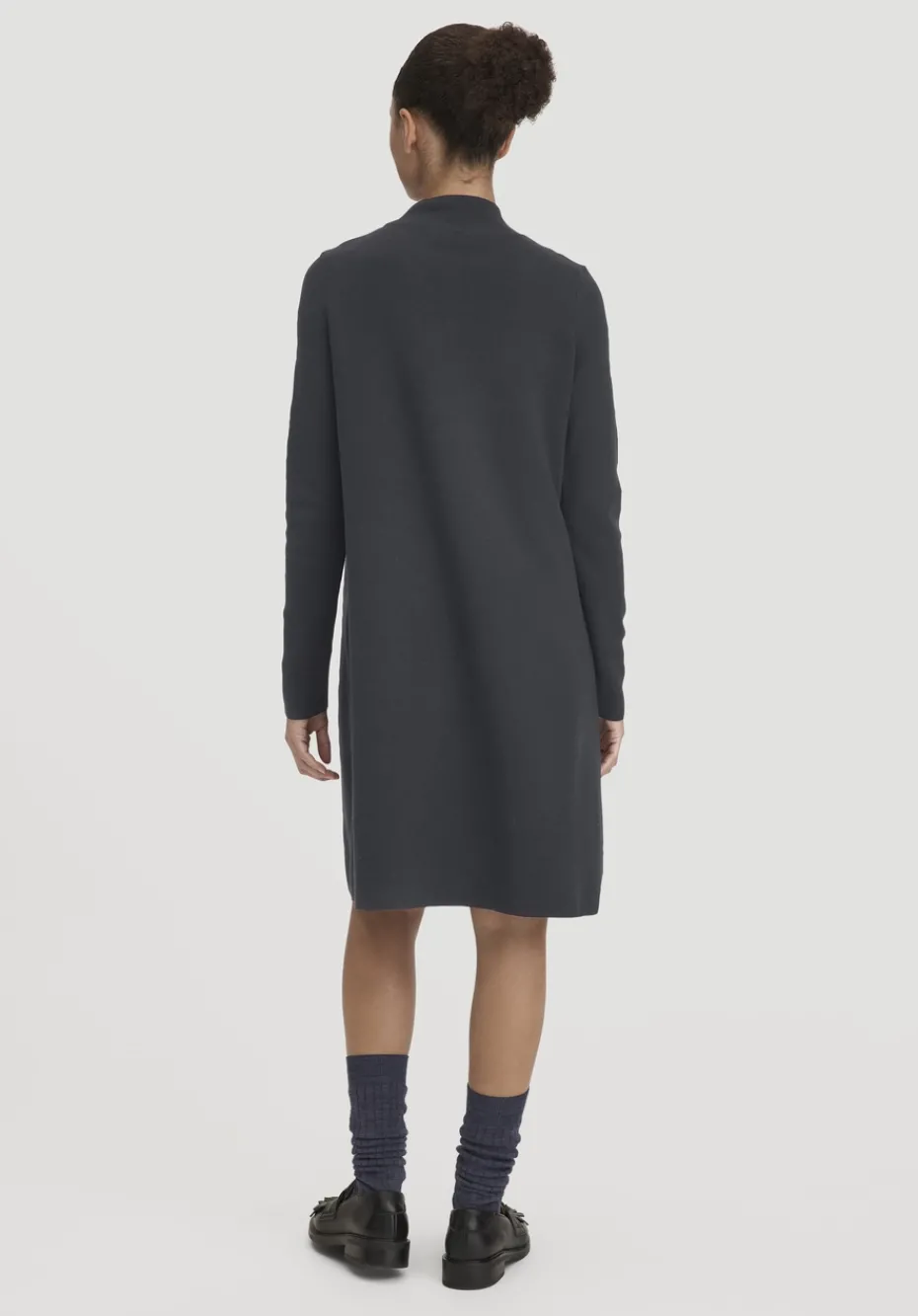 hessnatur Strick Kleid Relaxed aus TENCEL™ Lyocell mit Bio-Baumwolle von schwarz Hot