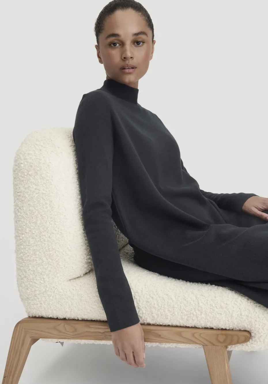 hessnatur Strick Kleid Relaxed aus TENCEL™ Lyocell mit Bio-Baumwolle von schwarz Hot